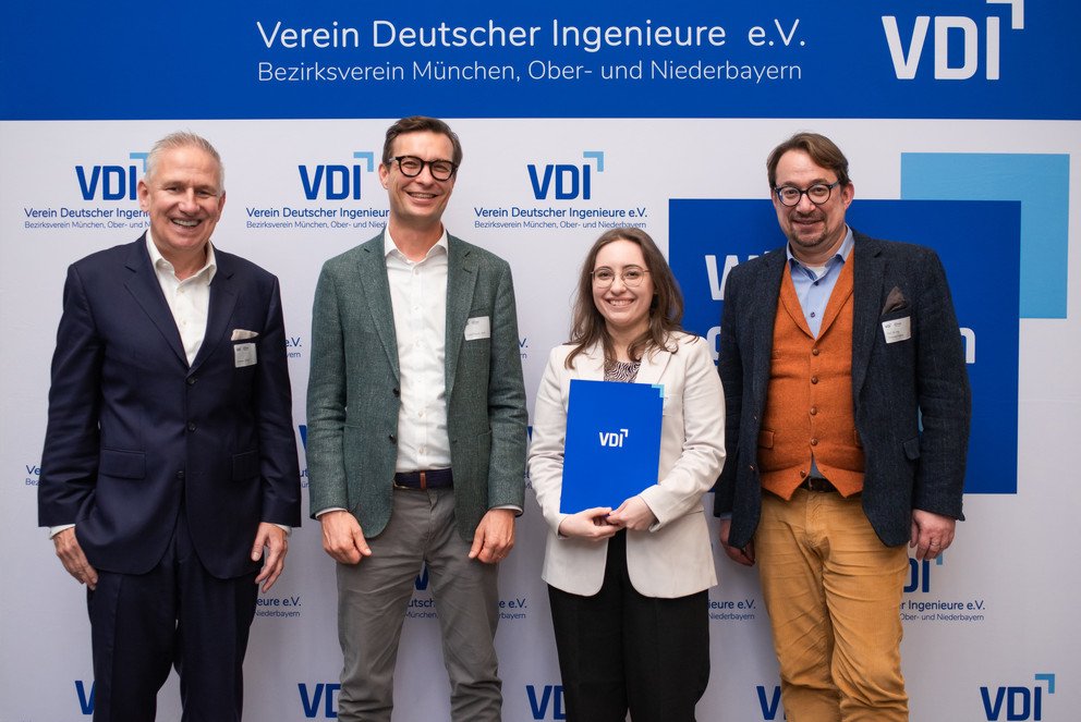 Kristin Fritsch mit Laudator Prof. Dr. Johannes Fottner (1.v.r.), sowie dem Vorsitzenden des VDI BV München, Ober- und Niederbayern Andreas Wüllner (1.v.l.) und Infineon Technologies Senior Director und Gastgeber Rudolf-Thassilo Hurth (2.v.l.) – Copyright: VDI 
