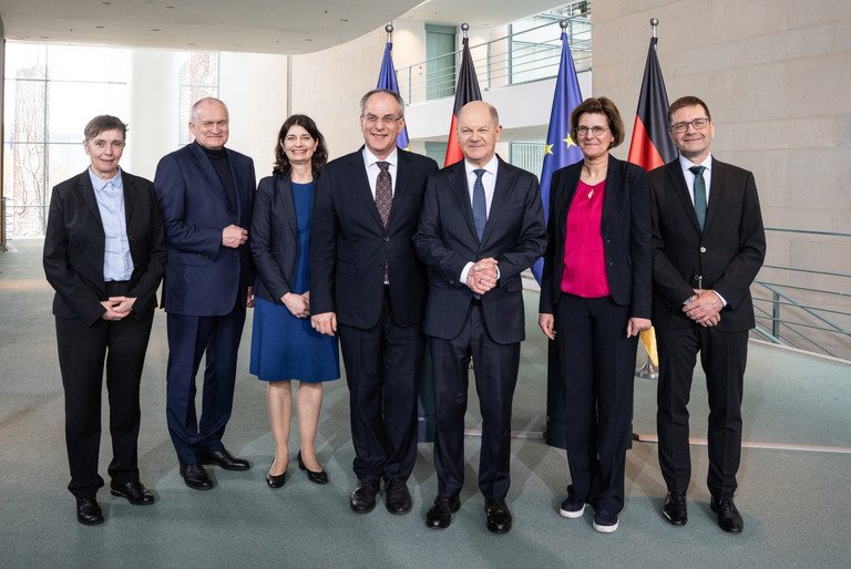 Die EFI Kommission hat ihr Jahresgutachten 2025 an Bundeskanzler Olaf Scholz überreicht. Von links: v.l. Friederike Welter, Christoph M. Schmidt, Carolin Häussler, Uwe Cantner, Olaf Scholz, Irene Bertschek, Guido Bünstorf; Foto: Foto: Linda Köhler-Sandring