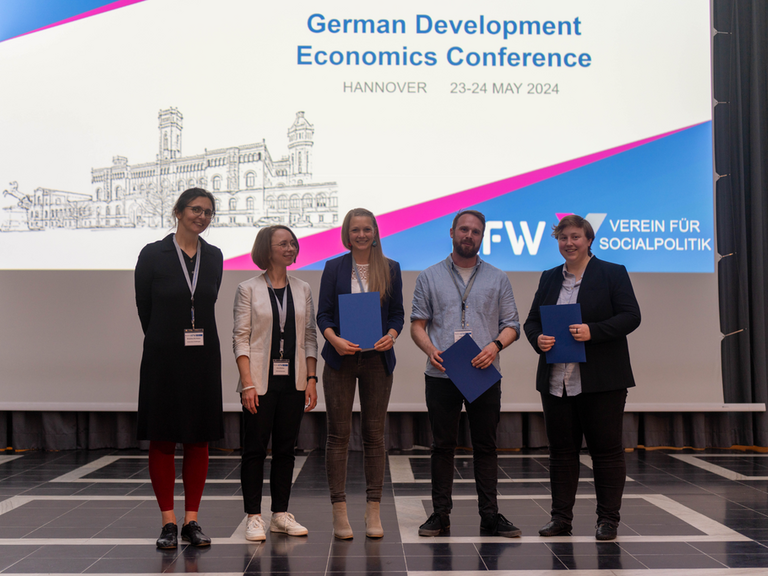 Von links nach rechts: Krisztina Kis-Katos (Vorsitzende des Entwicklungsökonomischen Ausschusses), Vera Molitor (KfW), Manuela Fritz (1. Preis), Tobias Korn (2. Preis), Paulina Hauser (3. Preis). Foto: KfW