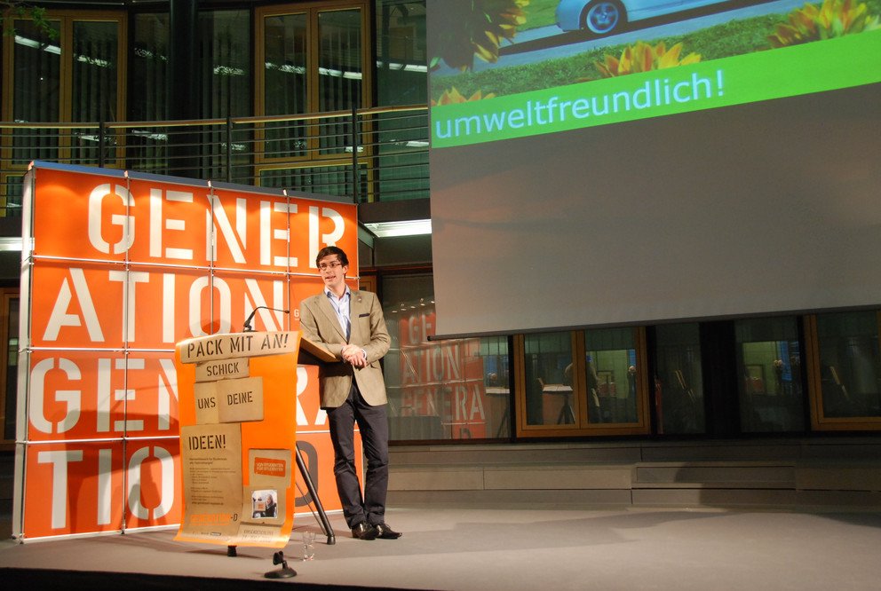 Gesch&auml;ftsf&uuml;hrer Oliver Henning
Gesch&auml;ftsf&uuml;hrer Philipp Brix bei seiner Pr&auml;sentation vor der Generation-D-Jury