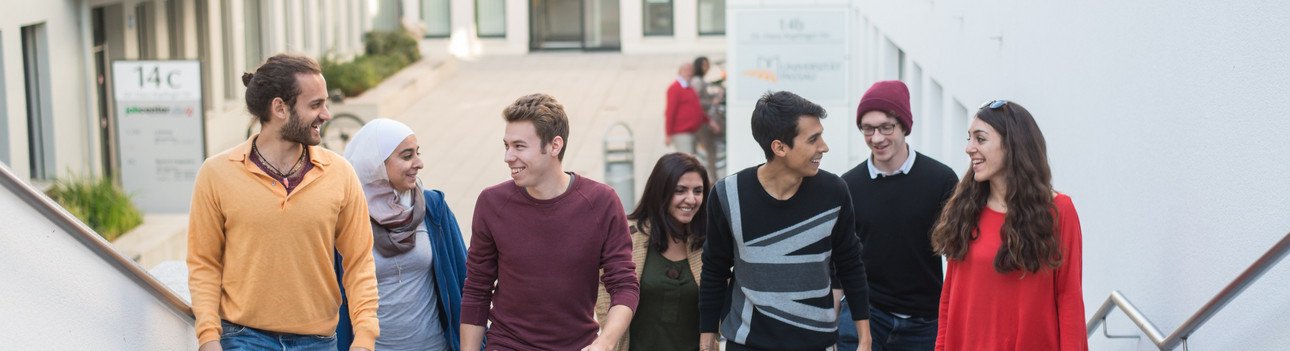 Studierende auf dem Campus der Universit&auml;t Passau