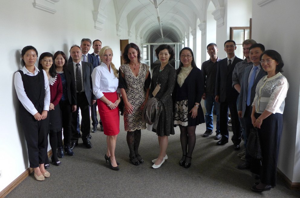 Bildhinweis: Linke Reihe Wand v.v.n.h.: Su Jiao, Qu Liwen, Hua Xia, Dr. Hans-Stefan Fuchs, Prof. Dr. Andreas Michler, Janne Leino; Mitte v.l.n.r.: Prof. Dr. Christina Hansen, Vizepr&auml;sidentin Prof. Dr.  Ursula Reutner Prof.  Zhao Jiehui, Prof. Wu Weidong; rechte Reihe Wand v.h.n.v.: Gu Yuntao, Dr. Yao Min, Hannes Niedermeier, Hu Yijun, Chen Xiaoping.