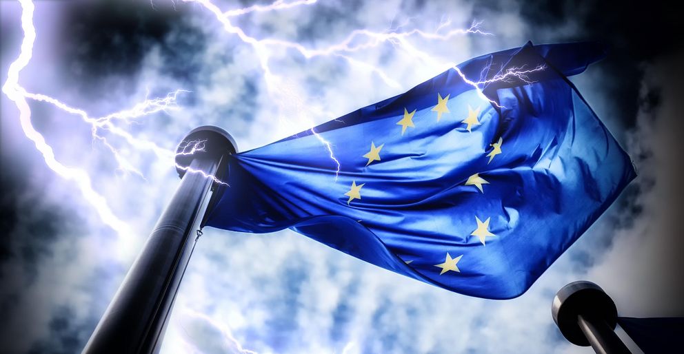 EU-Flagge mit Gewitter im Hintergrund