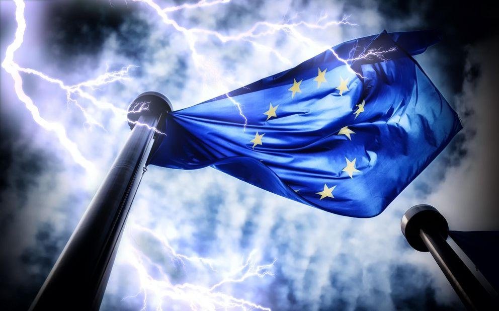 EU-Flagge mit Gewitter im Hintergrund