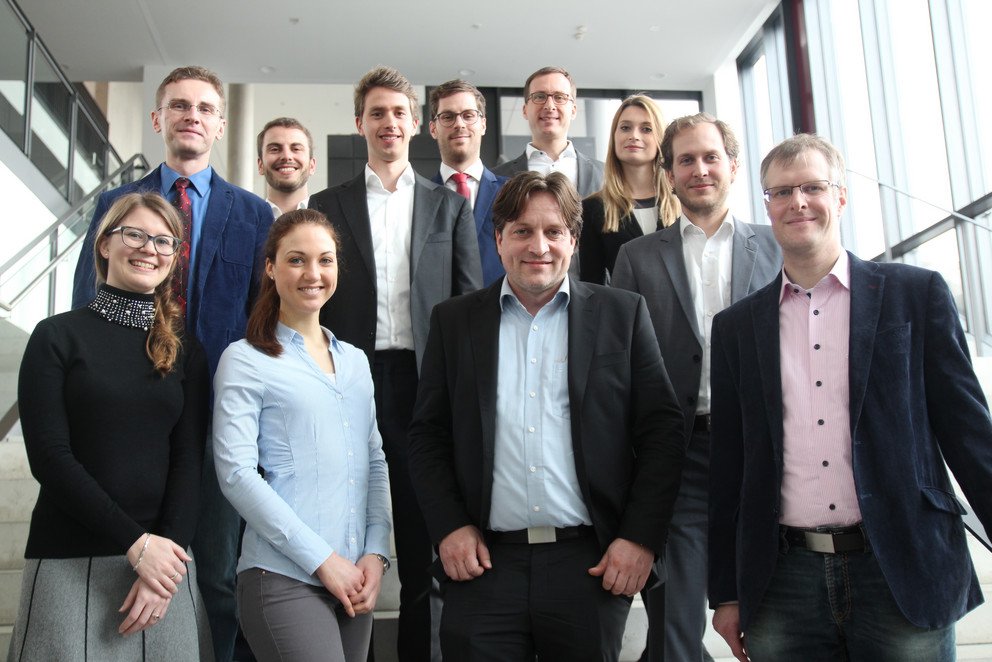 Wissenschaftlerinnen und Wissenschaftler der Universit&auml;ten Passau und Paderborn arbeiten im Projekt Digivation zusammen. Das Passauer Team steht unter der Leitung von Prof. Dr. Jan H. Schumann (hinten, Mitte). Foto: Universit&auml;t Paderborn
