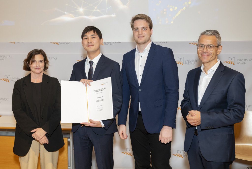 v.l.n.r. Vizepräsidentin Prof. Dr. Bettina Noltenius, Daniel Yoon, Stephan Brandler (Leiter der Sparda-Bank-Filiale Passau), Michael Gruber (Vorstandsvorsitzender der Sparda-Bank Ostbayern eG)