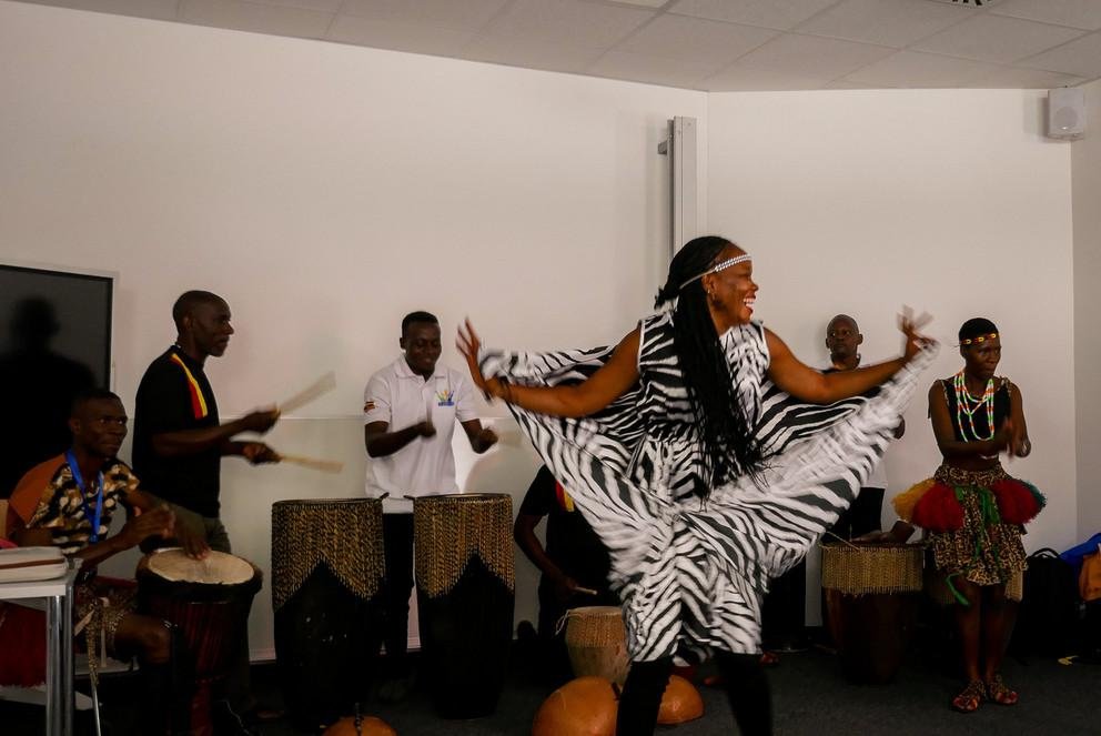 Die Tanzgruppe aus Uganda bei ihrem Auftritt bei „Uni live“. Foto: Universität Passau 