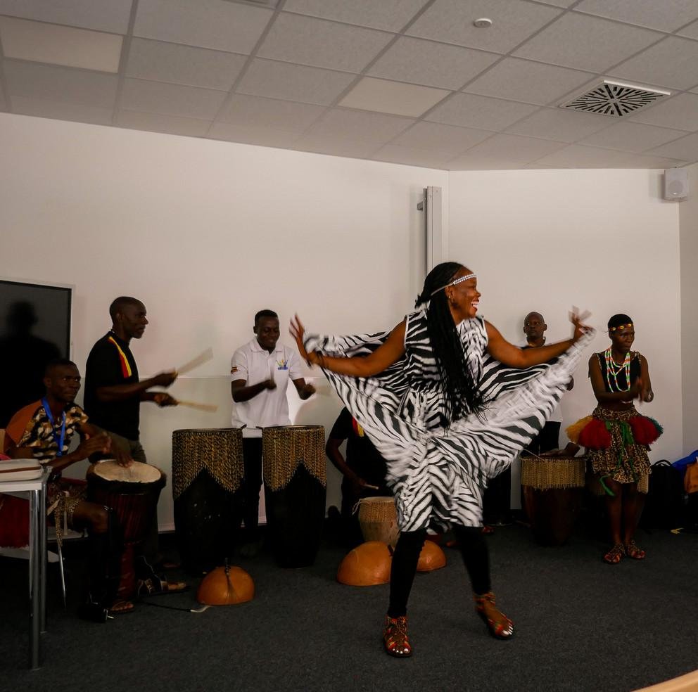 Die Tanzgruppe aus Uganda bei ihrem Auftritt bei „Uni live“. Foto: Universität Passau 
