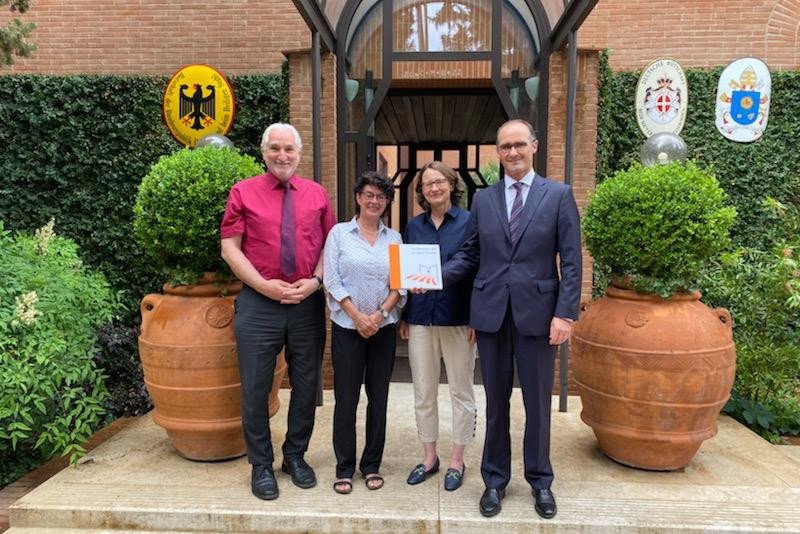  Prof. Dr. Ulrich Bartosch überreichte mit der Einladung nach Passau den aktuellen Band zum  Neubau-Projekt am Spitzberg an Dr. Bernhard Kotsch. v.l. Dr. Ulrich Bartosch, Christiane Bartosch,  Regine Kotsch und Dr. Bernhard Kotsch. Foto: privat