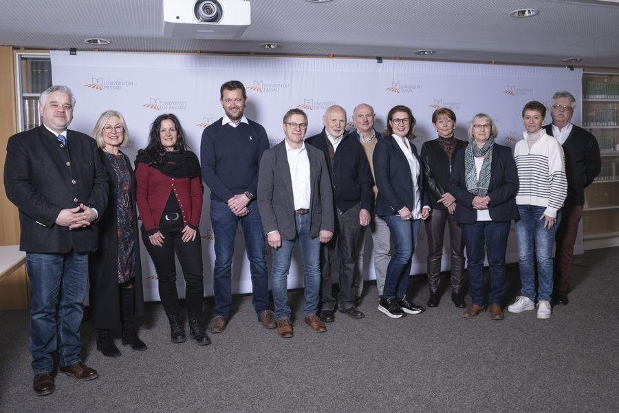 Kanzler Dr. Achim Dilling (links) dankte den Dienstjubilarinnen und -jubilaren für ihren Einsatz für die Universität Passau. Foto: Universität Passau