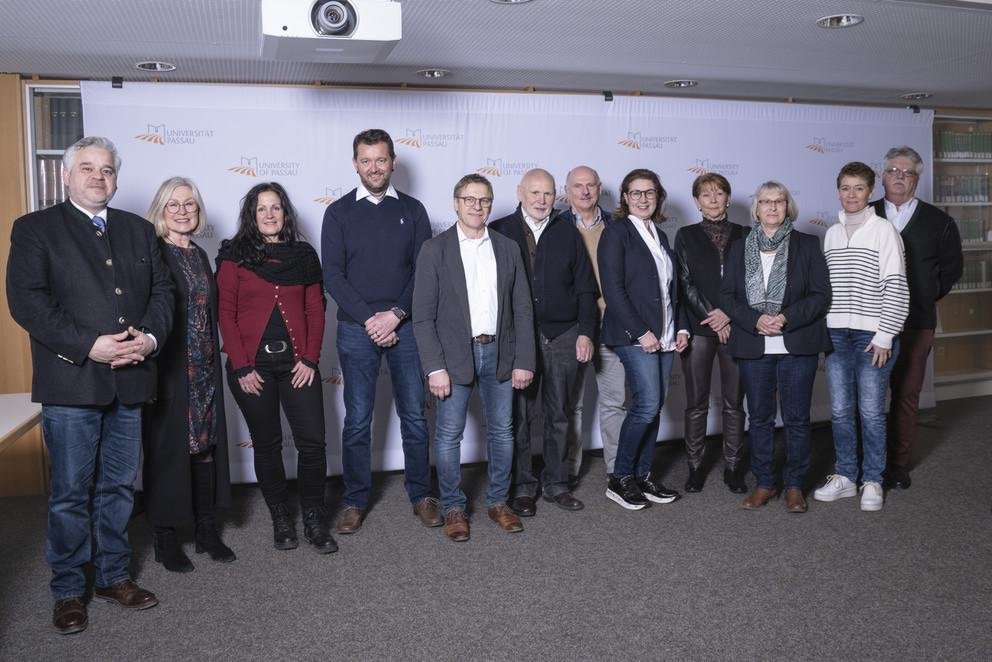 Kanzler Dr. Achim Dilling (links) dankte den Dienstjubilarinnen und -jubilaren für ihren Einsatz für die Universität Passau. Foto: Universität Passau