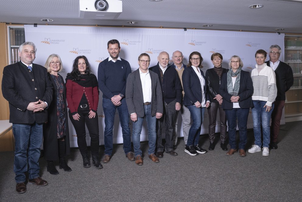 Kanzler Dr. Achim Dilling (links) dankte den Dienstjubilarinnen und -jubilaren für ihren Einsatz für die Universität Passau. Foto: Universität Passau