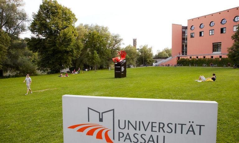 Stele mit Universitätslogo