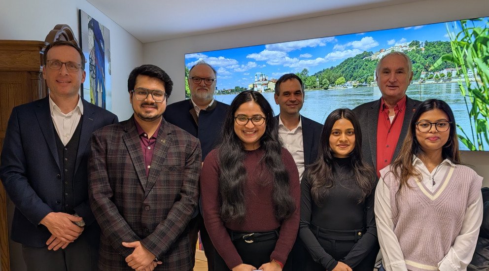 (hinten v.l.) Vizepr&auml;sident Prof. Dr. Jan H. Schumann, Oberb&uuml;rgermeister J&uuml;rgen Dupper, Landrat Raimund Kneidinger, Pr&auml;sident  Prof. Dr. Ulrich Bartosch mit indischen Studierenden der Universit&auml;t Passau: (vorne v.l.) Rasik Rastogi, Isha Das, Neha Beru und  Nupur Gaikwad