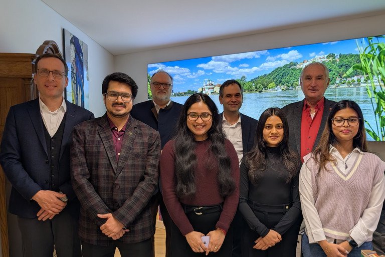 Back row, left to right: Vice President Professor Jan H. Schumann, Lord Mayor J&uuml;rgen Dupper, District Administrator Raimund Kneidinger, President Professor Ulrich Bartosch. Front row, left to right: Rasik Rastogi, Isha Das, Neha Beru and Nupur Gaikwad