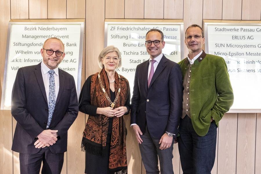 Gruppenfoto der Universitätspräsidentin und den Vertretern der drei geehrten Unternehmen