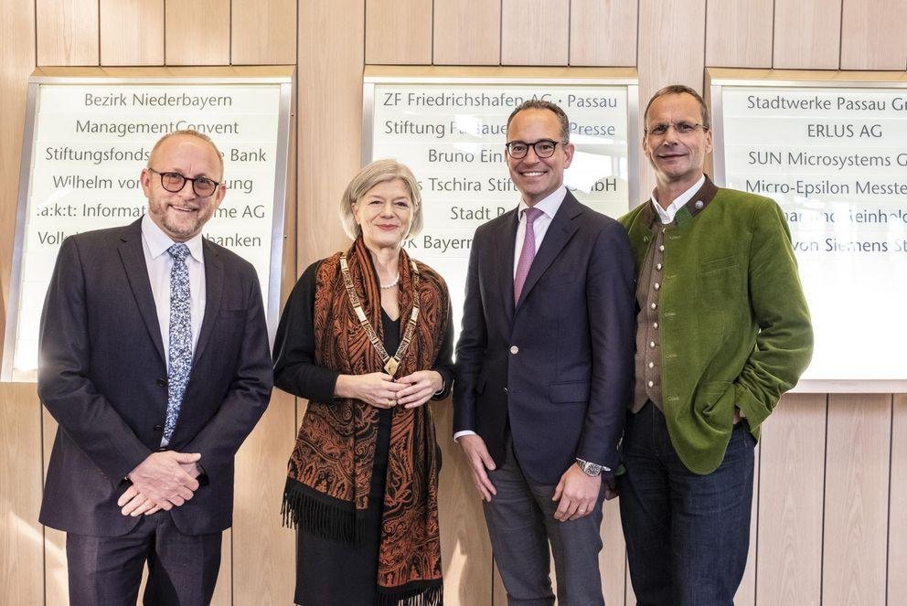 Gruppenfoto der Universitätspräsidentin und den Vertretern der drei geehrten Unternehmen