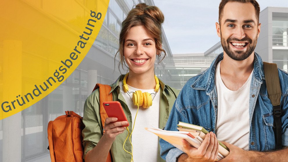 Auf dem Bild sind eien Frau und ein Mann. Sie lachen in dei Kamera und stehen vor der Universität Passau. Links oben steht "Gründungsförderung".