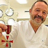 Nat&uuml;rlich macht Dr. Matthias Haun die hohe Auszeichnung, die ihm die Bundesrepublik Deutschland f&uuml;r seine selbstlosen Hilfseins&auml;tze verliehen hat, stolz. Bei der t&auml;glichen Arbeit als Oberarzt und Unfall-Chirurg wird er diese Ehrenzeichen &ndash; Kreuz, Nadel und Urkunde &ndash; aber ganz sicher nicht dabei haben. &minus; Foto: J&ouml;rg Schlegel