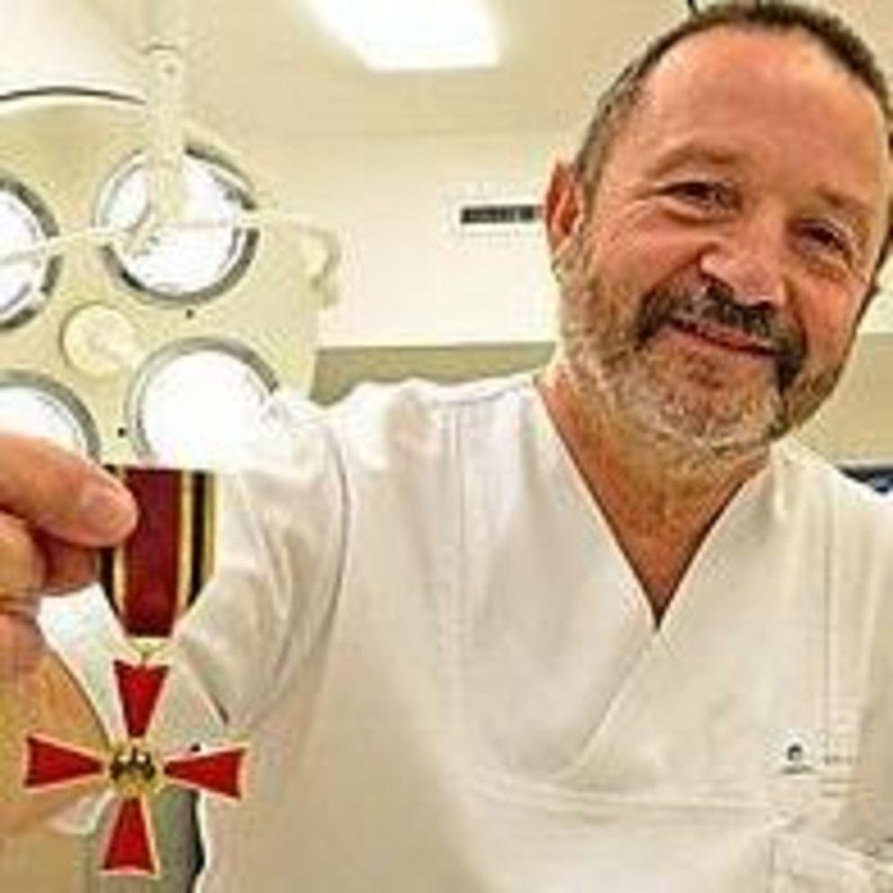 Natürlich macht Dr. Matthias Haun die hohe Auszeichnung, die ihm die Bundesrepublik Deutschland für seine selbstlosen Hilfseinsätze verliehen hat, stolz. Bei der täglichen Arbeit als Oberarzt und Unfall-Chirurg wird er diese Ehrenzeichen – Kreuz, Nadel und Urkunde – aber ganz sicher nicht dabei haben. − Foto: Jörg Schlegel
