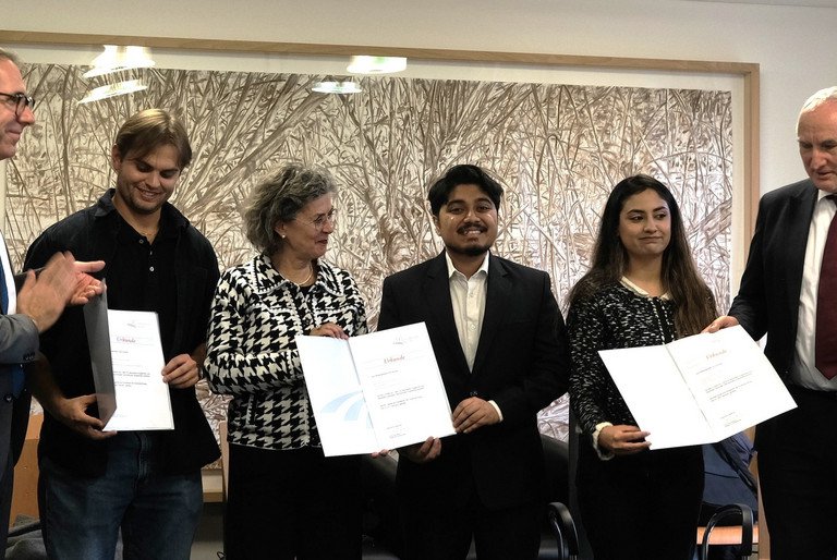 Beim Treffen mit DAAD-Generalsekretär Dr. Kai Sicks (l.) übergaben Präsident Prof. Dr. Ulrich Bartosch (r.) und seine Frau (3.v.l.) Förderpreise an internationale Studierende; Foto: Universität Passau