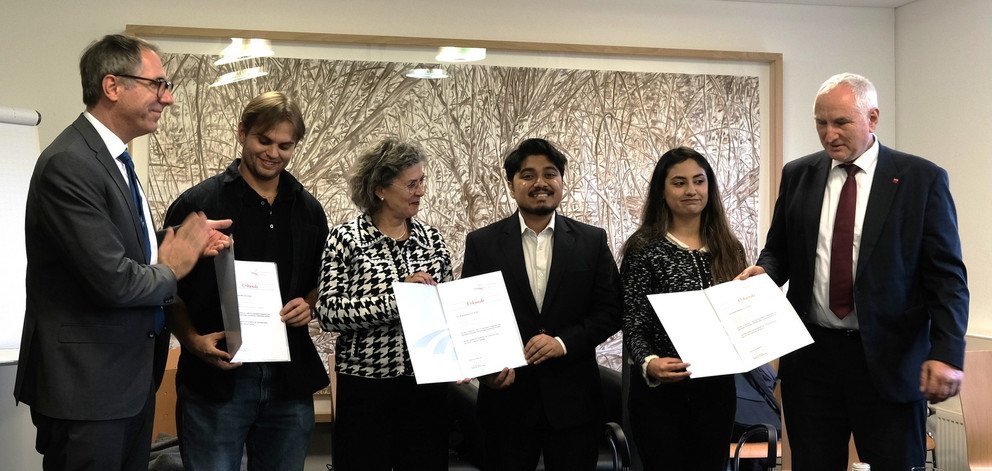 Beim Treffen mit DAAD-Generalsekretär Dr. Kai Sicks (l.) übergaben Präsident Prof. Dr. Ulrich Bartosch (r.) und seine Frau (3.v.l.) Förderpreise an internationale Studierende; Foto: Universität Passau