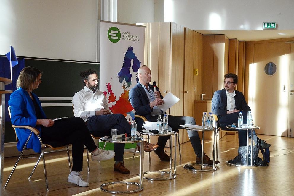 Teilnehmende am Podium des Europatags 2023 (von links): Florence Ertel, Prof. Dr. Florian Töpfl (Politische Kommunikation mit Schwerpunkt Osteuropa), Prof. Dr. Thomas Wünsch (Neuere und Neueste Geschichte Osteuropas und seiner Kulturen), Prof. Dr. Daniel Göler (Europäische Politik). Foto: Christina Engel