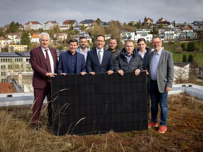 Inbetriebnahme der PV-Anlage der Universität Passau; (v.l.) Präsident Prof. Dr. Ulrich Bartosch, Josef Köberl (Leitung Facility Management Universität Passau), Herr Steinhofer (Planungsbüro ELMA), der designierte Präsident Prof. Dr. Jan H. Schumann, Herr Englmaier (Solar Pur AG), Konrad Binder (Projektleitung), Herr Rimbeck (Wirth GmbH), Prof. Dr. Werner Gamerith (Vizepräsident für Transfer und interne Vernetzung mit der Querschnittsaufgabe Nachhaltigkeit); Foto: Universität Passau/Schwarz.