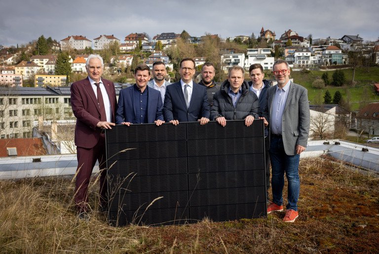 Inbetriebnahme der PV-Anlage der Universit&auml;t Passau; (v.l.) Pr&auml;sident Prof. Dr. Ulrich Bartosch, Josef K&ouml;berl (Leitung Facility Management Universit&auml;t Passau), Herr Steinhofer (Planungsb&uuml;ro ELMA), der designierte Pr&auml;sident Prof. Dr. Jan H. Schumann, Herr Englmaier (Solar Pur AG), Konrad Binder (Projektleitung), Herr Rimbeck (Wirth GmbH), Prof. Dr. Werner Gamerith (Vizepr&auml;sident f&uuml;r Transfer und interne Vernetzung mit der Querschnittsaufgabe Nachhaltigkeit); Foto: Universit&auml;t Passau/Schwarz.