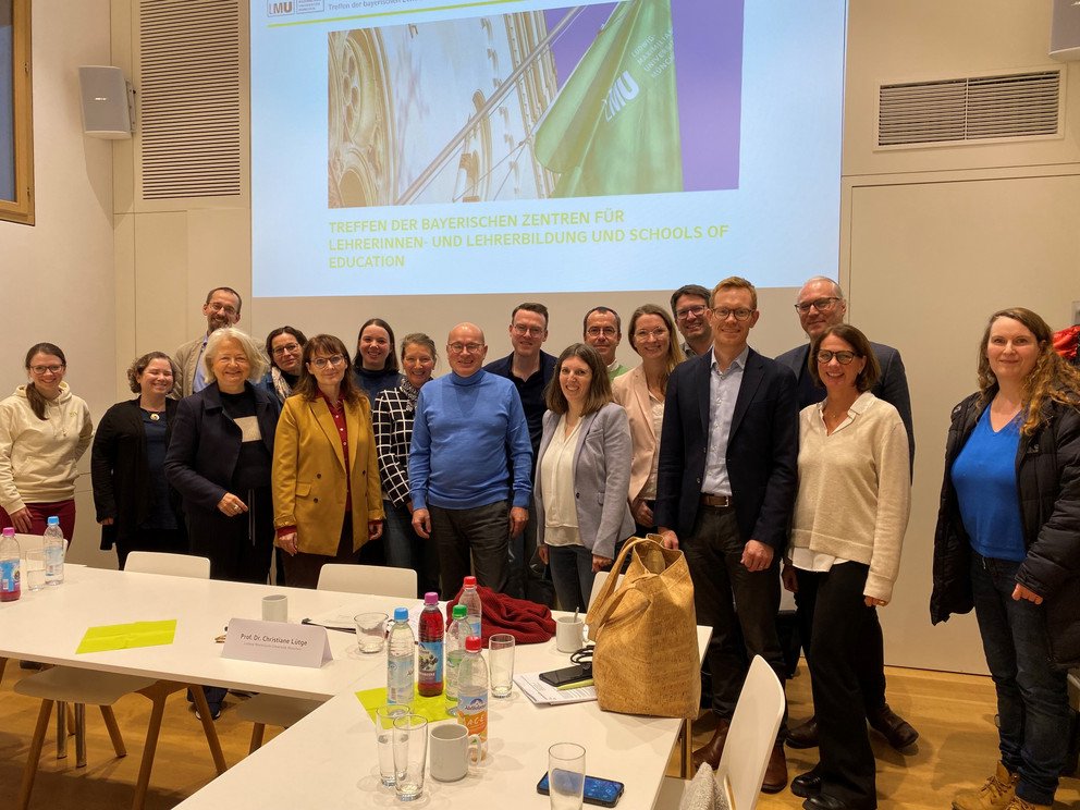 Die Mitglieder des Netzwerks Lehrkräftebildung beim letzten Treffen in München Ende 2024. Für das ZLF der Universität Passau nahmen Matthias Fuchs (hinten, 1. v. r.) und Anneliese Fraser (hinten, 3. v. r.) teil, Foto: LMU München