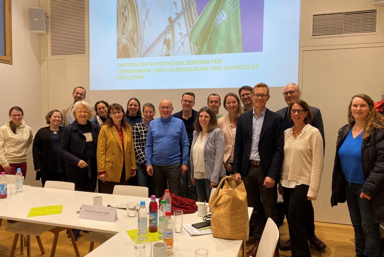 Die Mitglieder des Netzwerks Lehrkräftebildung beim letzten Treffen in München Ende 2024. Für das ZLF der Universität Passau nahmen Matthias Fuchs (hinten, 1. v. r.) und Anneliese Fraser (hinten, 3. v. r.) teil, Foto: LMU München