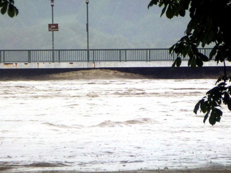 Fluss mit angestiegenem Wasserpegel