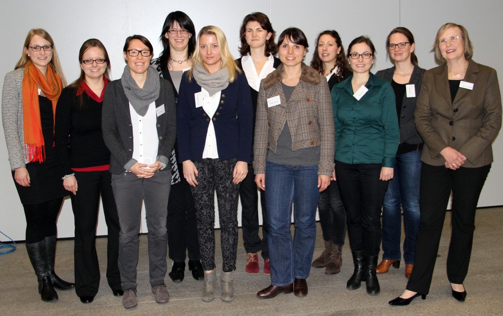 Die Mentees des &bdquo;mentUP&ldquo;-Programms 2014 mit der Universit&auml;tsfrauenbeauftragten, Prof. Dr. Karla M&uuml;ller (r.) und Projektkoordinatorin Julia Ruppert (l.). Foto: Universit&auml;t Passau