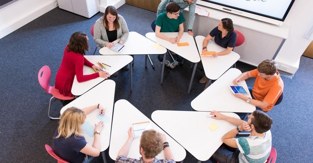 Students at a round table in the Learning Innovation Lab