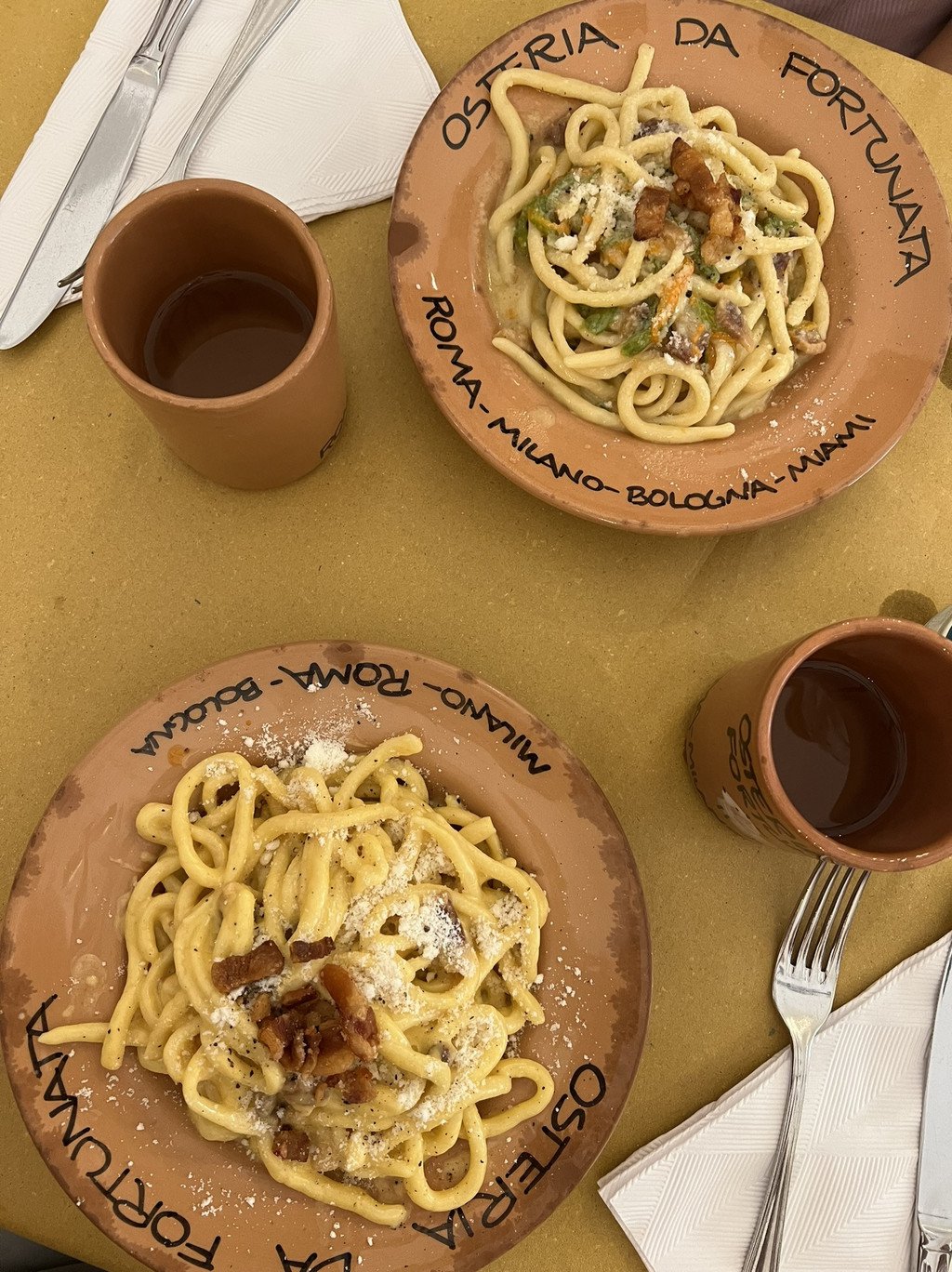 Nahaufnahme zweier Teller mit italienischer Pasta.