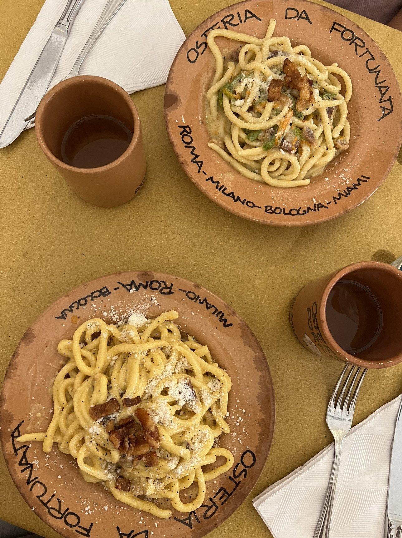 Nahaufnahme zweier Teller mit italienischer Pasta.