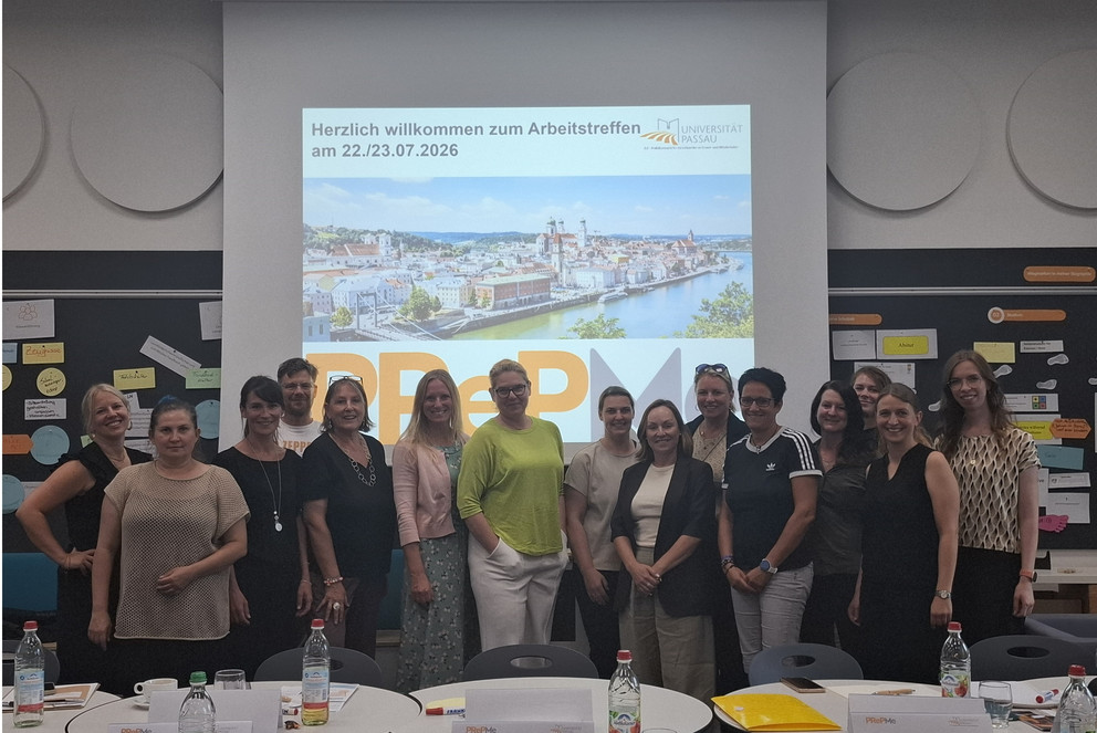 Die &bdquo;Buddy&ldquo;-Lehrkr&auml;fte mit Mittelschulmentorin und PReP Me-Projektkoordinatorin Simone Rauch (l.) und Dr. Magdalena Sonnleitner, Leiterin des Praktikumsamts f&uuml;r Grund- und Mittelschulen und Projektleiterin von PReP Me (2.v.r.); Foto: Universit&auml;t Passau.