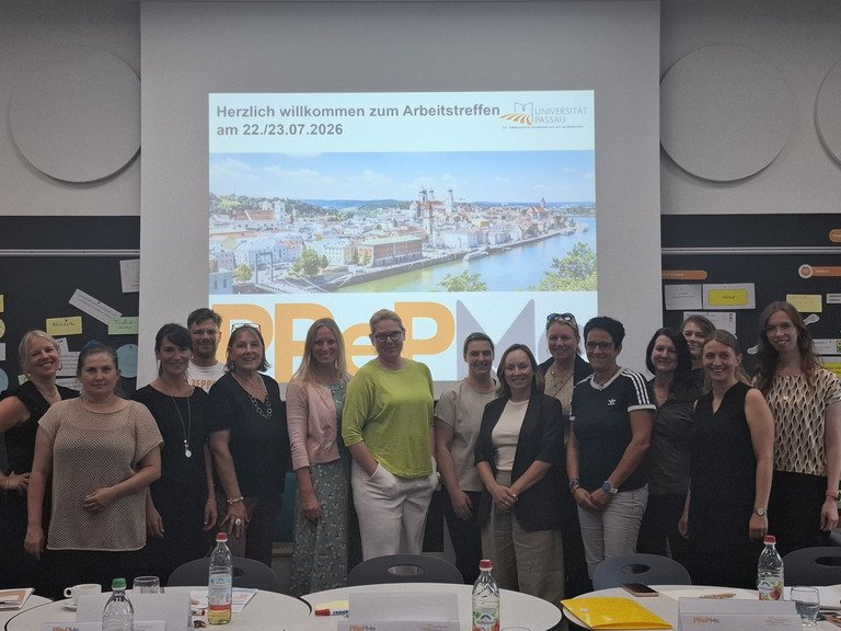 Die &bdquo;Buddy&ldquo;-Lehrkr&auml;fte mit Mittelschulmentorin und PReP Me-Projektkoordinatorin Simone Rauch (l.) und Dr. Magdalena Sonnleitner, Leiterin des Praktikumsamts f&uuml;r Grund- und Mittelschulen und Projektleiterin von PReP Me (2.v.r.); Foto: Universit&auml;t Passau.
