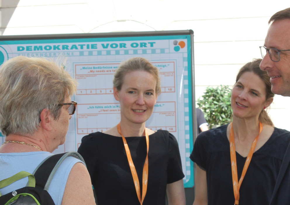 Mit Passantinnen und Passanten im Gespr&auml;ch &uuml;ber Demokratie: (v.r.) Universit&auml;tspr&auml;sident Prof. Dr. Jan Hendrik Schumann, Dr. Linda v. Keyserlingk-Rehbein (Gesch&auml;ftsf&uuml;hrung Labor f&uuml;r Demokratiebildung) und Prof. Dr. Inken Heldt (Leitung Labor f&uuml;r Demokratiebildung / Lehrstuhl f&uuml;r das Politische System der Bundesrepublik und Politische Bildung); Foto: Jonas Dilger