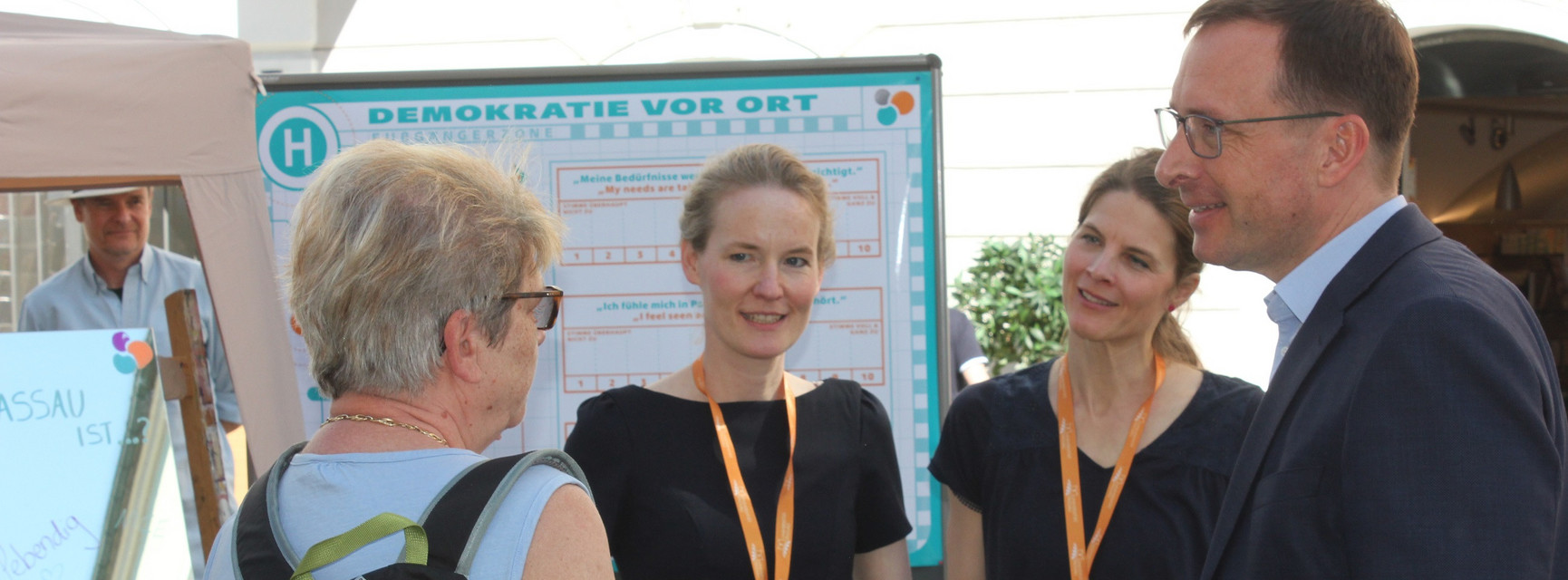 Mit Passantinnen und Passanten im Gespr&auml;ch &uuml;ber Demokratie: (v.r.) Universit&auml;tspr&auml;sident Prof. Dr. Jan Hendrik Schumann, Dr. Linda v. Keyserlingk-Rehbein (Gesch&auml;ftsf&uuml;hrung Labor f&uuml;r Demokratiebildung) und Prof. Dr. Inken Heldt (Leitung Labor f&uuml;r Demokratiebildung / Lehrstuhl f&uuml;r das Politische System der Bundesrepublik und Politische Bildung); Foto: Jonas Dilger
