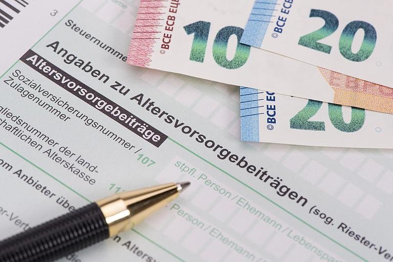 Steuererklrung mit Kugelschreiber und Euroscheinen