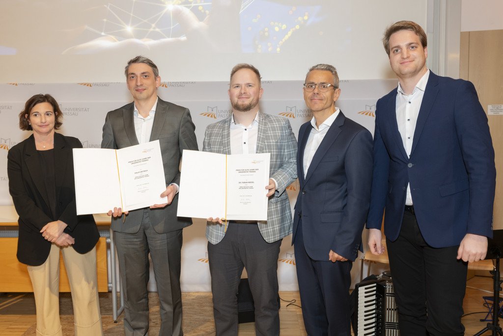 v.l.n.r. Vizepräsidentin Prof. Dr. Bettina Noltenius, Dr. Fabian Wiedel, Dr. Philip Dietrich, Stephan Brandler (Leiter der Sparda-Bank-Filiale Passau) Michael Gruber (Vorstandsvorsitzender der Sparda-Bank Ostbayern eG)