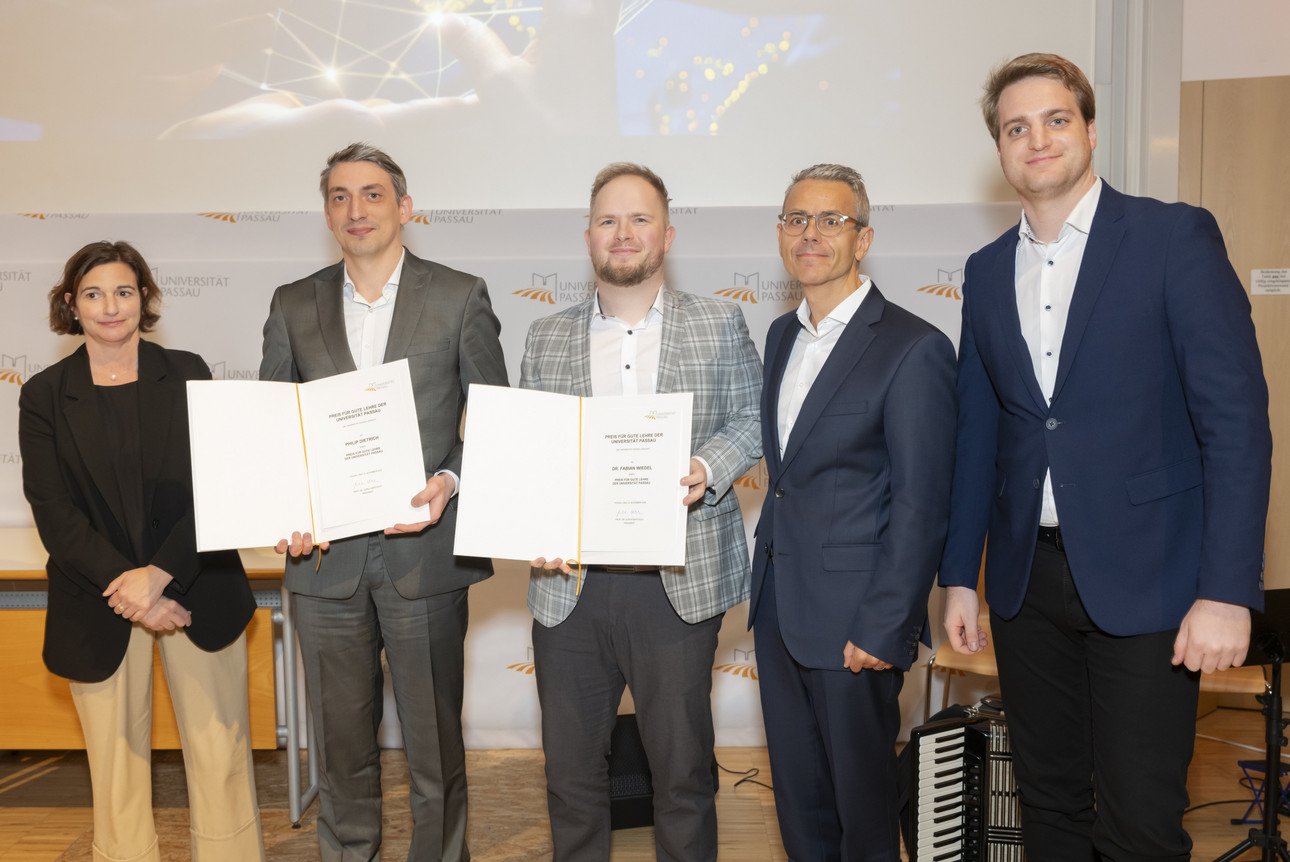 v.l.n.r. Vizepr&auml;sidentin Prof. Dr. Bettina Noltenius, Dr. Fabian Wiedel, Dr. Philip Dietrich, Stephan Brandler (Leiter der Sparda-Bank-Filiale Passau) Michael Gruber (Vorstandsvorsitzender der Sparda-Bank Ostbayern eG)