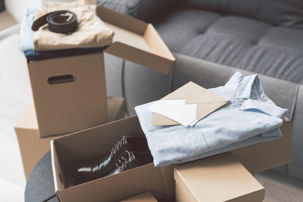 Pakete mit Kleidung in einer Wohnung Pakete mit Kleidung in einer Wohnung