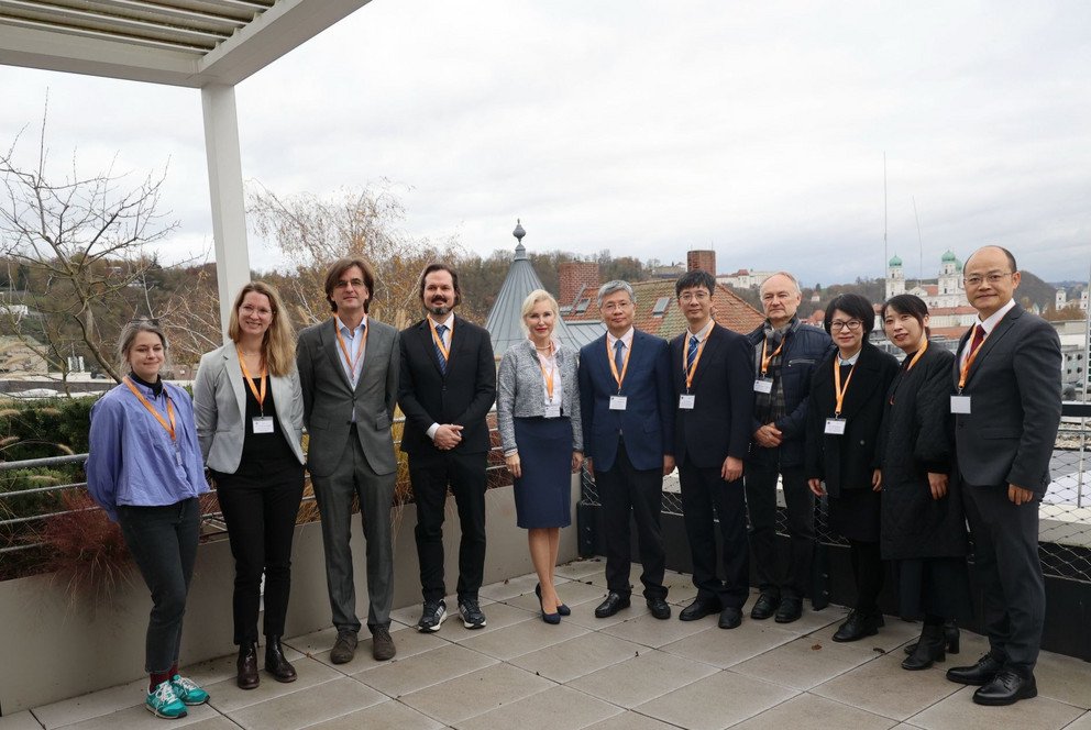 Die chinesische Delegation mit Vertreterinnen und Vertretern der Universität Passau (v.l.): Dr. Kathrin Plank, Anneliese Fraser, Prof. Dr. Markus Pissarek, Prof. Dr. Matthias Brandl, Prof. Dr. Christina Hansen, Prof. Dr. Xuan Yong, TU Lida, Dr. Hans-Stefan Fuchs, GE Qingqing, Prof. Dr. WU Xiao und Prof. Dr. HE Weiqiang. Foto: ZISU