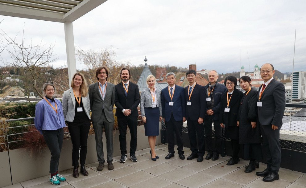 Die chinesische Delegation mit Vertreterinnen und Vertretern der Universität Passau (v.l.): Dr. Kathrin Plank, Anneliese Fraser, Prof. Dr. Markus Pissarek, Prof. Dr. Matthias Brandl, Prof. Dr. Christina Hansen, Prof. Dr. Xuan Yong, TU Lida, Dr. Hans-Stefan Fuchs, GE Qingqing, Prof. Dr. WU Xiao und Prof. Dr. HE Weiqiang. Foto: ZISU