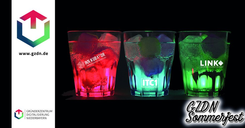 3 Cocktailgl&auml;ser mit roter, blauer und gr&uuml;ner Fl&uuml;ssigkeit und Eisw&uuml;rfeln. Auf den Gl&auml;sern stehen die K&uuml;rzel INN.KUBATOR, ITC1 und Link f&uuml;r die drei Standorte des Gr&uuml;nderzentrums Digitalisierung Niederbayern. Au&szlig;erdem Logo und Link des Gr&uuml;nderzentrums Digitalisierung Niederbayern.