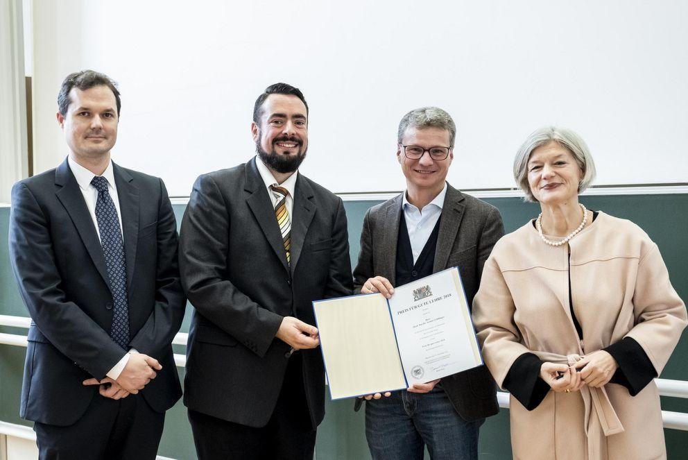 Wissenschaftsminister Bernd Sibler (2. v. r.) mit Studiendekan Prof. Dr. Matthias Brandl (v. l.), Dr. Armin Größlinger und Präsidentin Prof. Dr. Carola Jungwirth Wissenschaftsminister Bernd Sibler (2. v. r.) mit Studiendekan Prof. Dr. Matthias Brandl (v. l.), Dr. Armin Größlinger und Präsidentin Prof. Dr. Carola Jungwirth