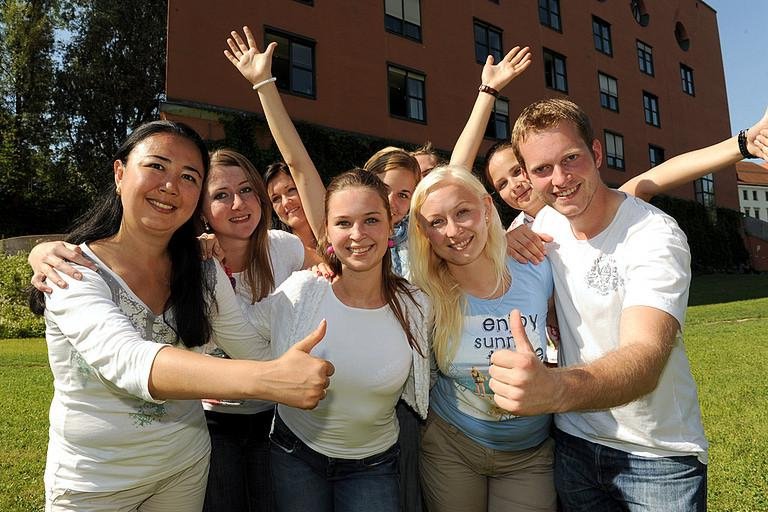 Studierende vor dem Philosophicum