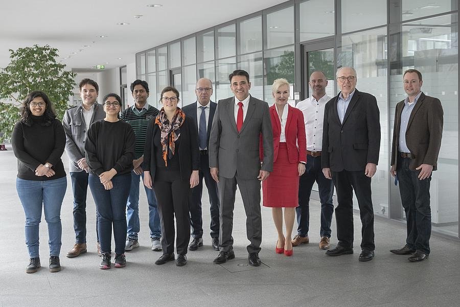 Der indische Generalkonsul Mohit Yadav (Mitte) zu Besuch an der Universität Passau: (v.l.) Sanyukta Buwa, Prof. Dr. Tobias Kaiser, Bhargavi Krishna, Sathish Purushothaman, Leiterin International Support Services Luise Haack, Referent des Präsidenten Dr. Rudolf Speth, Mohit Yadav, Vizepräsidentin Prof. Dr. Christina Hansen, Prof. Dr. Stefan Bauernschuster, Prof. Dr. Hans Ziegler und Koordinator für Internationales Wolfgang Mages. Foto: Universität Passau